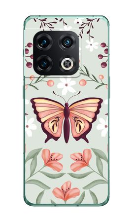 Papillon dans un monde floral
